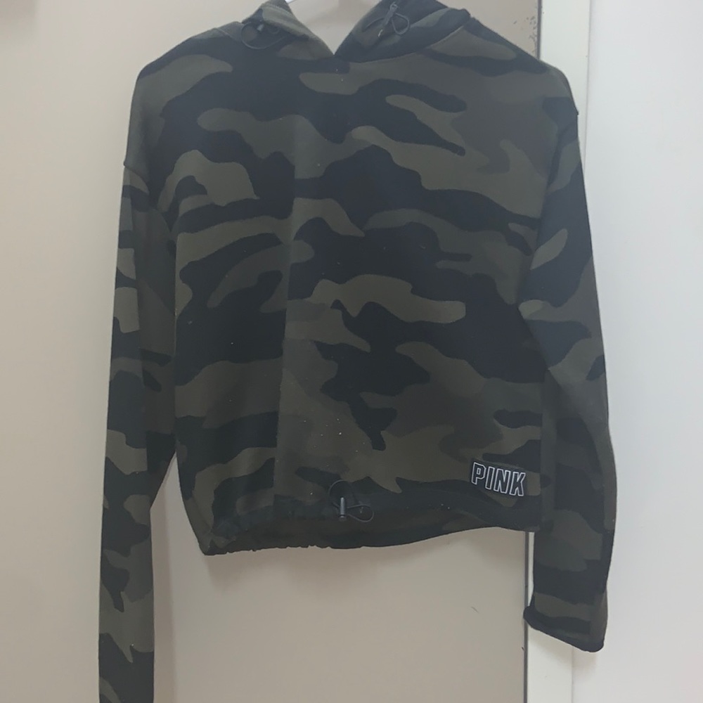 VICTORIA SWCRET CAMO CROP HOODIE